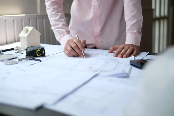 Arquiteto engenheiro trabalhando no projeto de casa de imóveis pro — Fotografia de Stock