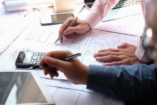 Equipe de engenheiro arquiteto trabalhando no projeto da casa de imóveis — Fotografia de Stock