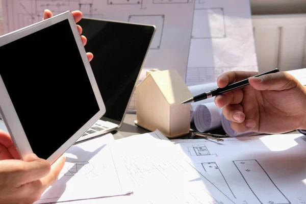 Equipe de engenheiro arquiteto trabalhando no projeto da casa de imóveis — Fotografia de Stock