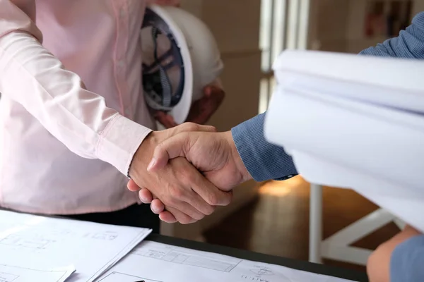 Ingenieur handshaking. architect schudden handen voor het bouwen van Const — Stockfoto