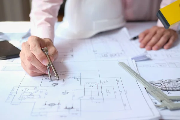 Architekt Ingenieur arbeitet an Haus-Bauplan von Immobilien-Profi — Stockfoto