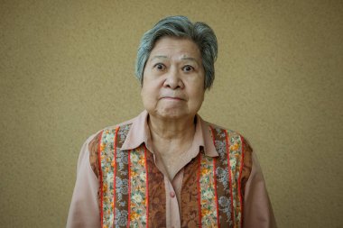 öfkeli yaşlı kadın. öfkeli yaşlı kadın. kızgın asya kıdemli