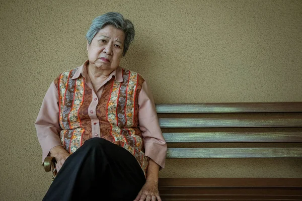 Mujer mayor deprimida y aburrida sentada en el banco. honorarios femeninos ancianos — Foto de Stock