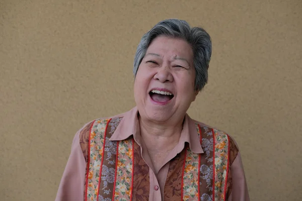 Ηλικιωμένη γυναίκα που χαμογελάει. ηλικιωμένη γυναίκα χαλάρωσης σε εξωτερικούς χώρους. senio — Φωτογραφία Αρχείου
