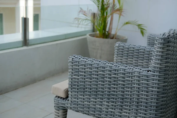 Silla de ratán marrón en balcón terraza. diseño vivo para el hogar en — Foto de Stock