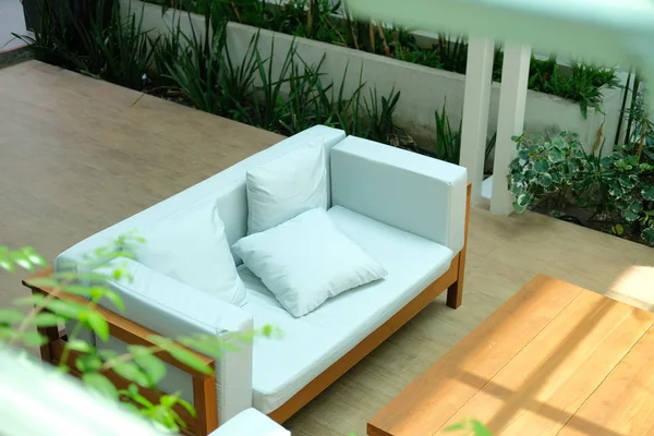 Sofá sofá no terraço pátio — Fotografia de Stock