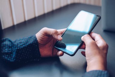 akıllı cep telefonu kullanarak adam tutarak