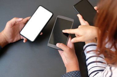 akıllı cep telefonu kullanarak tartışırken iş adamları