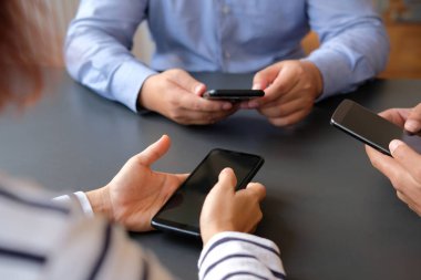 akıllı cep telefonu kullanarak tutarak iş adamları