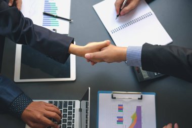 İş adamları toplantıdan sonra el sıkışıyor. iş arkadaşları handshak