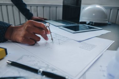 gayrimenkul yanlısı ev planı üzerinde çalışan mimar mühendis