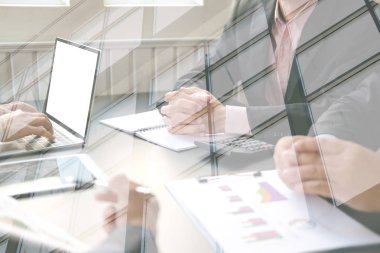 finansal danışman yatırımcı ile tartışıyor. iş adamları var