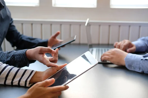 Personas que utilizan la tableta del teléfono inteligente móvil — Foto de Stock