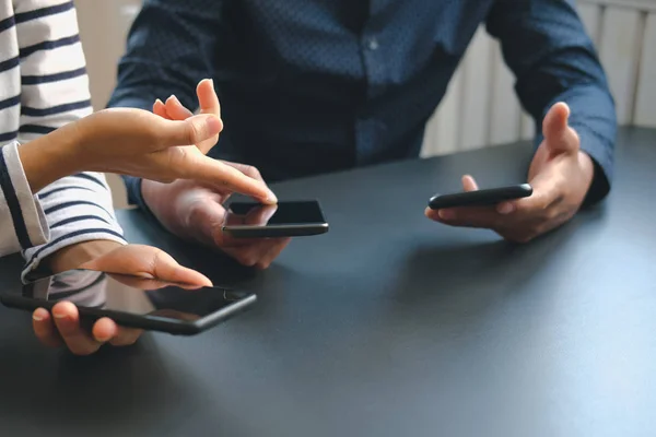 Gente de negocios discutiendo el uso de teléfonos móviles inteligentes — Foto de Stock