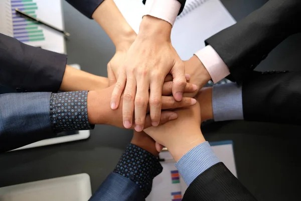 Affärsman som förbinder United hand, Business team röra händer för att — Stockfoto
