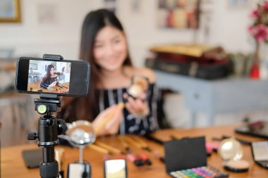 Güzellik blogcu SOC üzerinde kozmetik makyaj öğretici canlı yayın