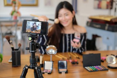 Güzellik blogcu SOC üzerinde kozmetik makyaj öğretici canlı yayın