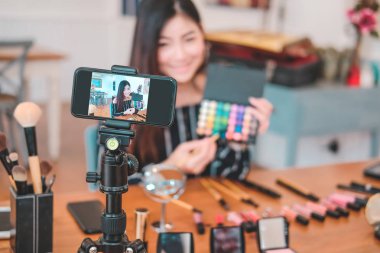 Güzellik blogcu SOC üzerinde kozmetik makyaj öğretici canlı yayın