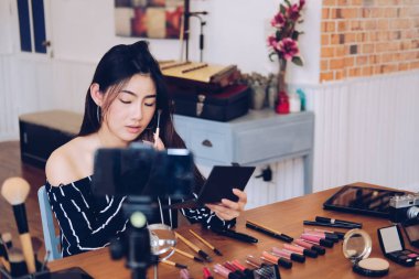 Güzellik blogcu SOC üzerinde kozmetik makyaj öğretici canlı yayın