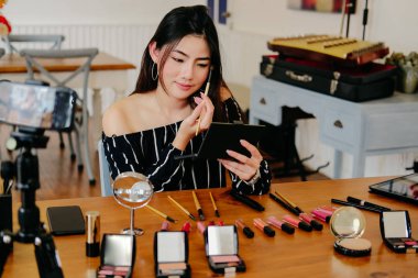 Güzellik blogcu SOC üzerinde kozmetik makyaj öğretici canlı yayın