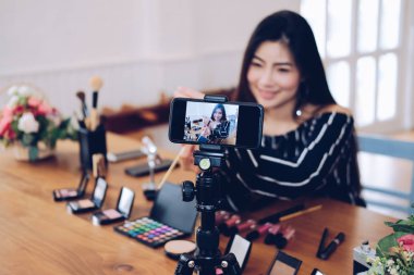 Güzellik blogcu SOC üzerinde kozmetik makyaj öğretici canlı yayın