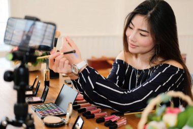 Güzellik blogcu SOC üzerinde kozmetik makyaj öğretici canlı yayın