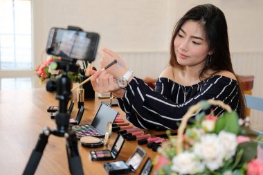 Güzellik blogcu SOC üzerinde kozmetik makyaj öğretici canlı yayın