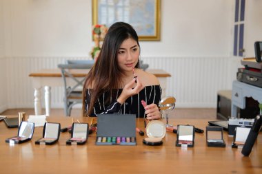 Güzellik blogcu SOC üzerinde kozmetik makyaj öğretici canlı yayın