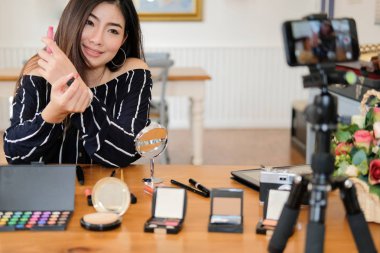 Güzellik blogcu SOC üzerinde kozmetik makyaj öğretici canlı yayın