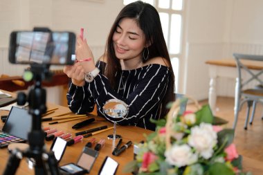 Güzellik blogcu SOC üzerinde kozmetik makyaj öğretici canlı yayın