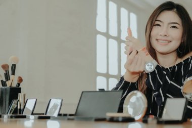 Güzellik blogcu SOC üzerinde kozmetik makyaj öğretici canlı yayın