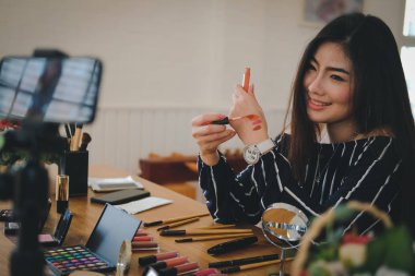 Güzellik blogcu SOC üzerinde kozmetik makyaj öğretici canlı yayın