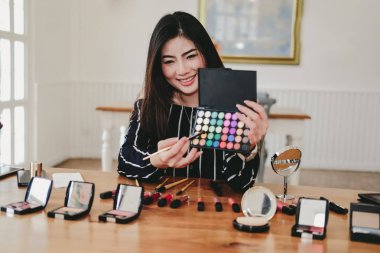 Güzellik blogcu SOC üzerinde kozmetik makyaj öğretici canlı yayın