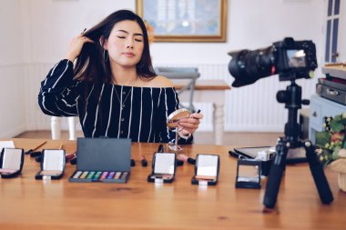 Güzellik blogcu SOC üzerinde kozmetik makyaj öğretici canlı yayın