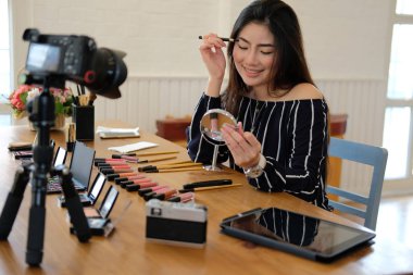 Güzellik blogcu SOC üzerinde kozmetik makyaj öğretici canlı yayın