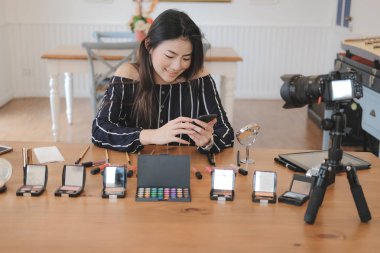 Güzellik blogcu SOC üzerinde kozmetik makyaj öğretici canlı yayın