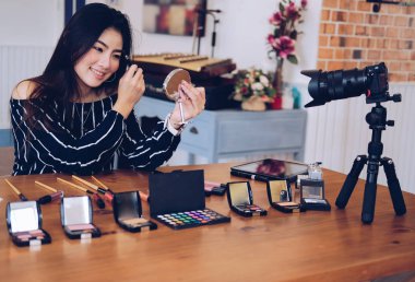 Güzellik blogcu SOC üzerinde kozmetik makyaj öğretici canlı yayın