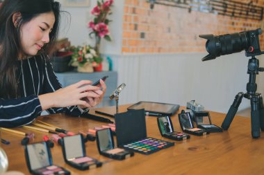 Güzellik blogcu SOC üzerinde kozmetik makyaj öğretici canlı yayın