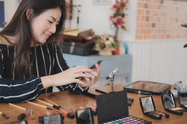 Güzellik blogcu SOC üzerinde kozmetik makyaj öğretici canlı yayın