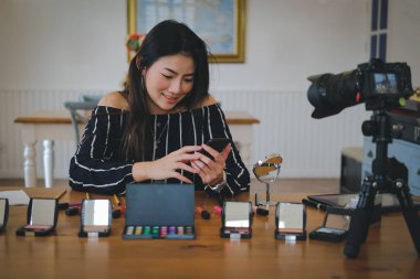 Güzellik blogcu SOC üzerinde kozmetik makyaj öğretici canlı yayın