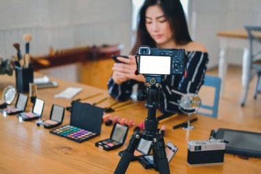 Güzellik blogcu SOC üzerinde kozmetik makyaj öğretici canlı yayın