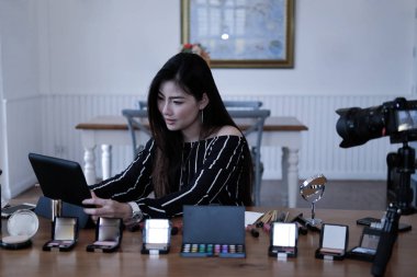 Güzellik blogcu SOC üzerinde kozmetik makyaj öğretici canlı yayın