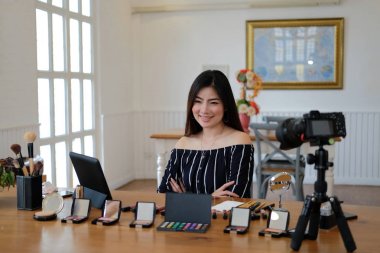 Güzellik blogcu SOC üzerinde kozmetik makyaj öğretici canlı yayın