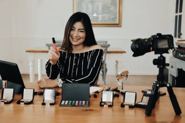 Güzellik blogcu SOC üzerinde kozmetik makyaj öğretici canlı yayın