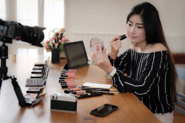 Güzellik blogcu SOC üzerinde kozmetik makyaj öğretici canlı yayın