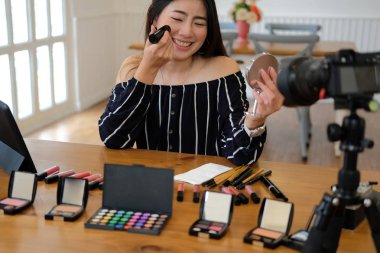 Güzellik blogcu SOC üzerinde kozmetik makyaj öğretici canlı yayın