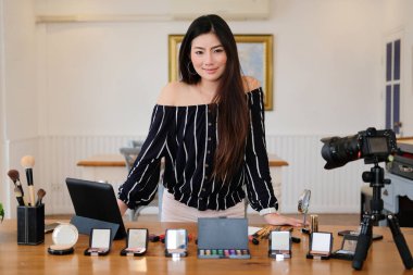 Güzellik blogcu SOC üzerinde kozmetik makyaj öğretici canlı yayın