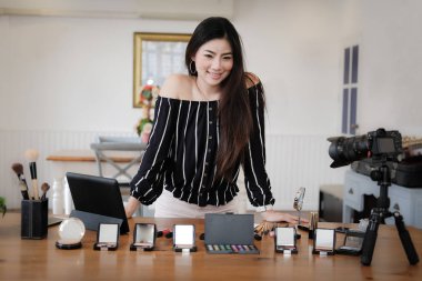 Güzellik blogcu SOC üzerinde kozmetik makyaj öğretici canlı yayın