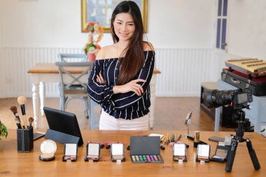 Güzellik blogcu SOC üzerinde kozmetik makyaj öğretici canlı yayın