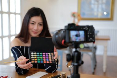 Güzellik blogcu SOC üzerinde kozmetik makyaj öğretici canlı yayın